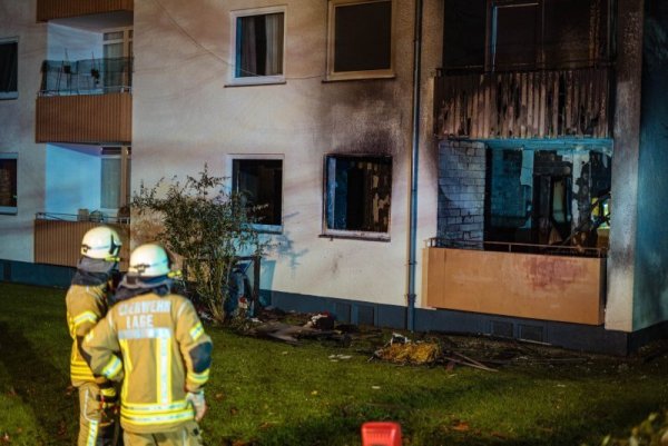 Die betroffene Wohnung in dem Mehrfamilienhaus brannte völlig aus. In den Räumen fanden die Helfer eine Leiche. - © Freitag-TV