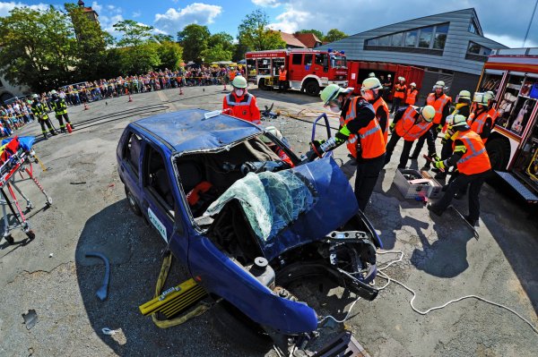 Wie schlimm eine Frontal-Crash ausgehen kann, zeigt die Feuerwehr eindrücklich. - © Nicole Ellerbrake