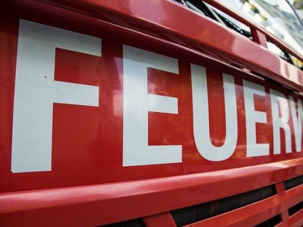 Die Feuerwehrleute konnten den Mann nur noch tot aus dem Wasser bergen. - © dpa