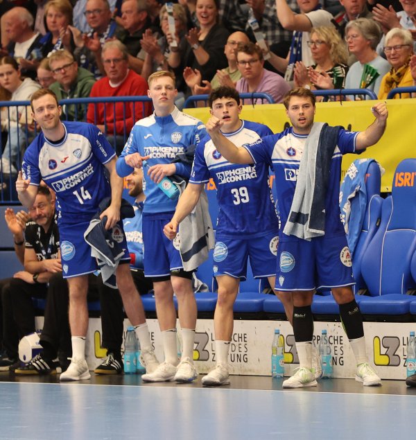 Die Niederländer (von links) Bobby Schagen, Niko Blaauw und Thomas Houtepen sowie Kian Schwarzer fiebern mit. - © paul cohen