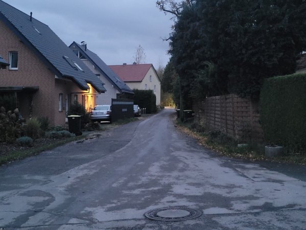 Der Silberweg in Pivitsheide mit Blick Richtung Bielefelder Straße. Hier gibt es bislang keine einzige Straßenlaterne. - © Raffael Giebel