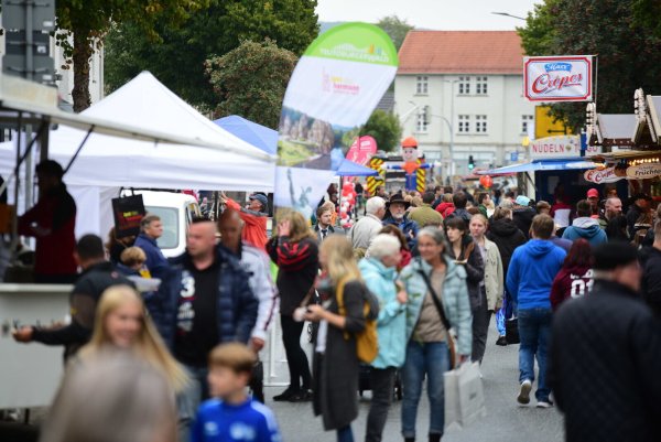 Das Barntruper Stadtfest lockt immer wieder zahlreiche Besucher und Besucherinnen auf den Marktplatz. - © Archivfoto: Nicole Ellerbrake