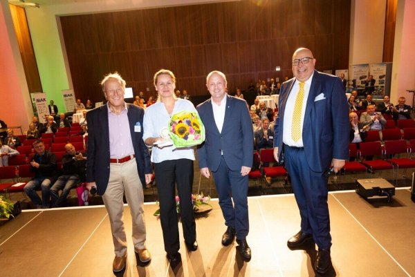 Laudator Prof. Dr.-Ing. Wolfgang Günthert (von links), Preisträgerin Ewa Hermann, der Kalletaler Bürgermeister Mario Hecker sowie IKT-Geschäftsführer Roland Waniek. Foto: Martin Steffen - © MARTIN STEFFEN