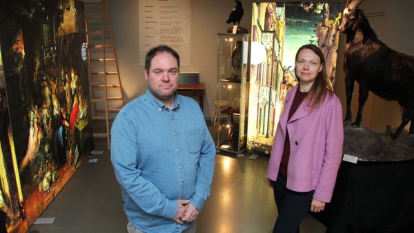 Museumsleiter Fabian Schröder und Kulturamtsleiterin Lysann Rehberg stehen in der Wanderausstellung "Hexenwahn - Glaube, Macht, Angst" im Hexenbürgermeisterhaus. - © Nadine Uphoff