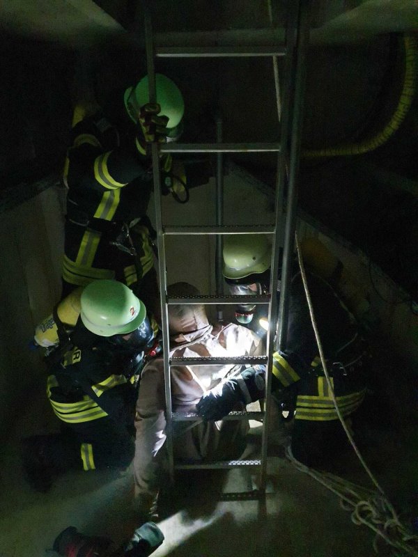 Der Dummy muss aus dem Schacht geholt werden. - © Feuerwehr Lügde