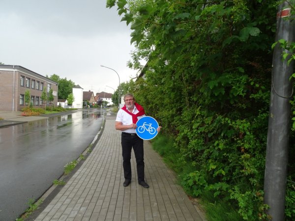 Rolf Kamphausen von der Lagenser SPD setzt sich für einen Geh- und Radweg an der Ehlenbrucher Straße ein. - © SPD