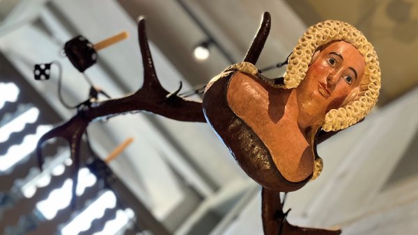 Das "Lüsterweibchen" im Hexenbürgermeisterhaus gilt als eine besondere Rarität. - © Stadt Lemgo