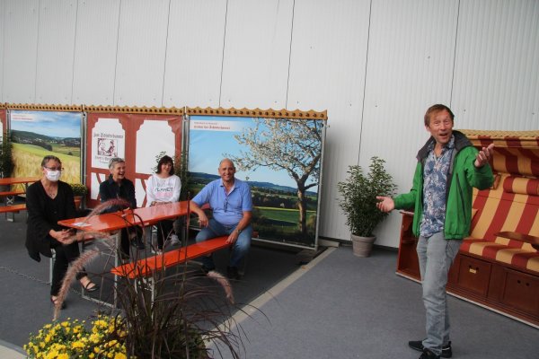 Das wird unterhaltsam: Rezitator Henning Bormann (rechts) testet die Bühne im Biergarten. Nicole Tharau, Annette Laabs-Ehlert, Anke Wiehemeier-Friedt und Ehemann Siegbert Friedt (von links) sind sichtlich amüsiert. - © Dieter Asbrock