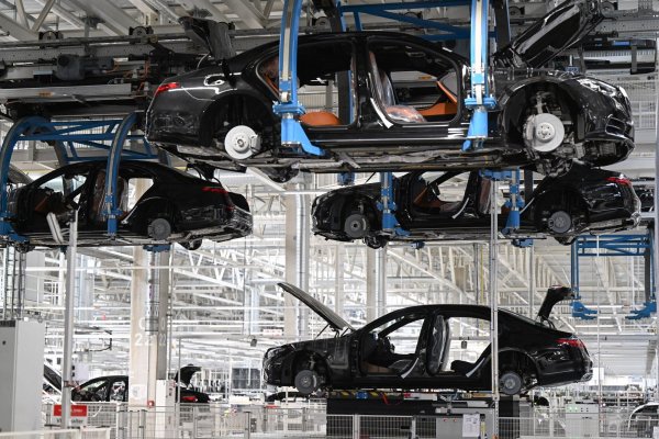 Vor allem die Automobilindustrie hat enorme Sorgen wegen der neuen US-Zöllen. Ein OWL-Unternehmen aus der Branche kann aber gelassen auf die Situation blicken. - © Bernd Weißbrod/dpa