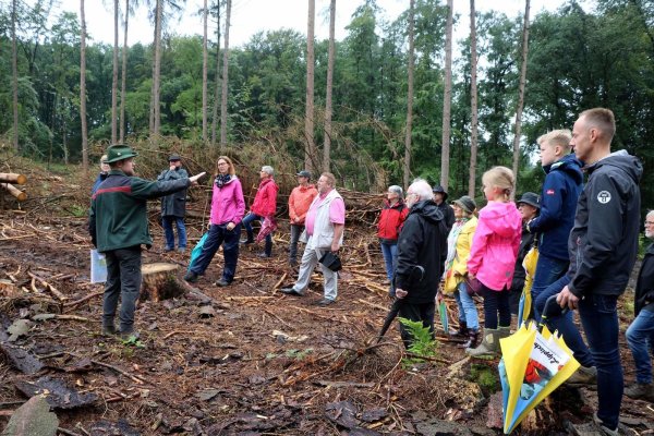Die „Schnatgänger" auf der künftigen Bürgerwaldfläche. Noch ist hier alles wüst, aber schon in wenigen Jahren wird der neue Wald für frisches Grün sorgen. - © Marketing Extertal