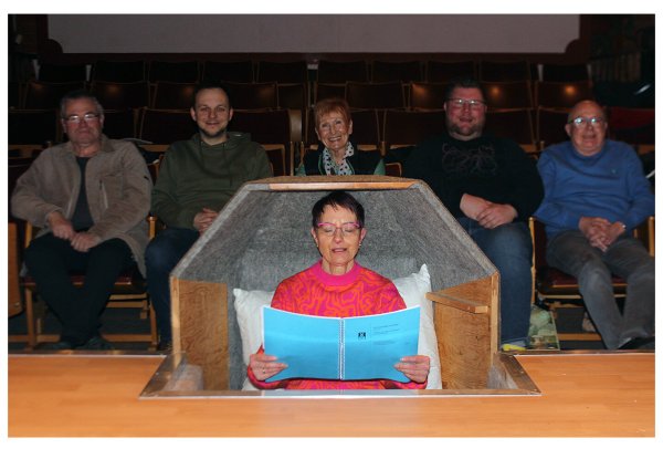 Zur Not hilft die Souffleuse: Susanne Meindl als Souffleuse im „Kasten“. - © Zimmertheater Detmold