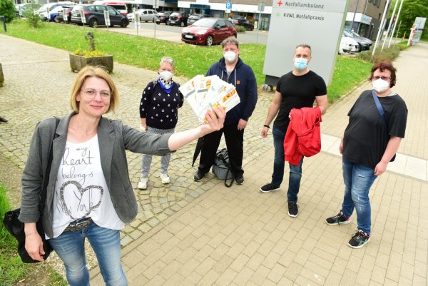 Die Mitarbeiter spenden ihre Gutscheine: (von links) Nicole Vieregge, Karina Domke, Alexander Eley, Verdi-Gewerkschaftssekretär Tim Bergmann und Mitarbeiterin Nicole Sturhan. - © Nicole Ellerbrake