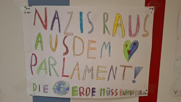 Die von Kindern gemalten Plakate wurden als Beeinflussung der Wähler gewertet und mussten abgehangen werden. - © Lippische Landes-Zeitung