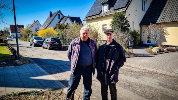 Dieter Eickmeyer (l.) und Gerhard Waltemate sind wütend: Die anstehenden Arbeiten an der Straße Kampsiedlung in Elverdissen seien nicht nötig, trotz einiger Schlaglöcher und bröckelndem Asphalt. - © Moritz Trinsch