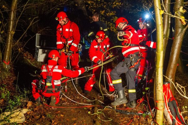 Höhenretter der Feuerwehr Lübbecke sind auf der Suche nach der mutmaßlichen Leiche in den Schacht geklettert. - © Feuerwehr Porta/Michael Horst