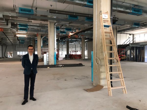 Stephan Köhler, Sprecher der Geschäftsführung der Firma Brasseler, steht in der neuen Produktionshalle auf dem Firmengelände am Trophagener Weg. Hier werden ab August an mehr als 100 hochmodernen Maschinen vorrangig Dental-Produkte hergestellt. - © Thomas Reineke