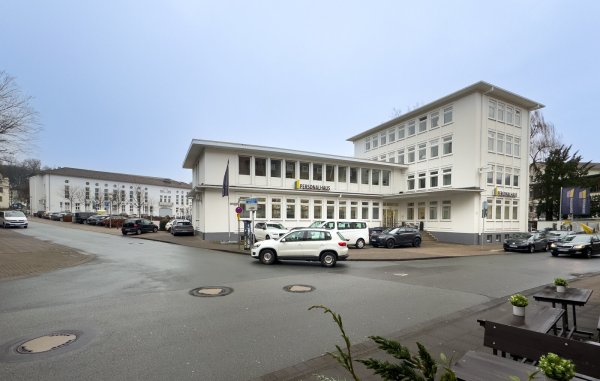Für das Bürogebäude an der Neustädter Straße hat sich die Stadt ein Vorkaufsrecht gesichert. Es könnte für die Erweiterung des Gymnasiums am Waldhof genutzt werden. Im Hintergrund das Haus des Handwerks, für das es schon einen Ankaufsbeschluss gibt. - © Andreas Zobe