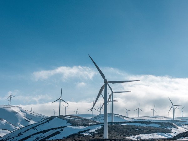 Bei frostigen Temperaturen kann sich Eis an den Rotorblättern von Windenergieanlagen bilden. Damit es durch Eiswurf nicht zu Unfällen kommt, sind diese mit entsprechenden Sensoren und einer Heizung ausgestattet. - © Unsplash/TÜV Nord
