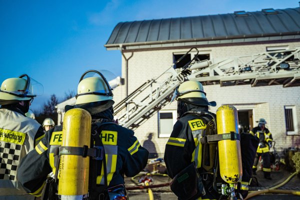 Die Feuerwehr Lemgo wurde am Mittwochnachmittag zu einem Wohnungsbrand gerufen und war dafür auch mit einer Drehleiter vor Ort. - © FreitagTV