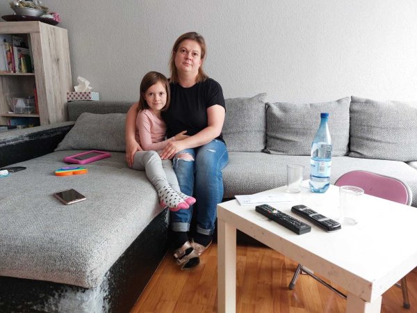 Olga Wichert und ihre Tochter Evelina fühlen sich im Viertel um die Sprottauer Straße wohl. Doch die Wohnung ist seit dem Auszug der ältesten Tochter zu groß - ein Wechsel gestaltet sich seitens der LEG als unmöglich. - © Janet König