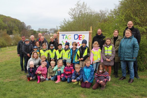 Die Verantwortlichen aus Politik und Verwaltung freuen sich gemeinsam mit den Kindern über die digitale Ausstattung der Streuobstwiese in Bavenhausen, an der die Grundschule und die Kita mitgewirkt haben. - © Nadine Uphoff