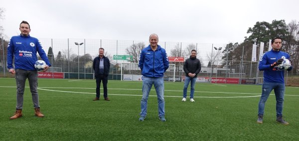 Mit zwei Neuzugängen startet die erste Mannschaft von Fortuna Schlangen ins neue Jahr: (von links) Neuzugang Erik Müller, Fortuna-Vorsitzender Bodo Kibgies, Sportlicher Leiter Mark Meinhardt, Fortunas stellvertretender Vorsitzender Sven Schlüter und Neuzugang Volkan Capaci. - © FC Fortuna Schlangen