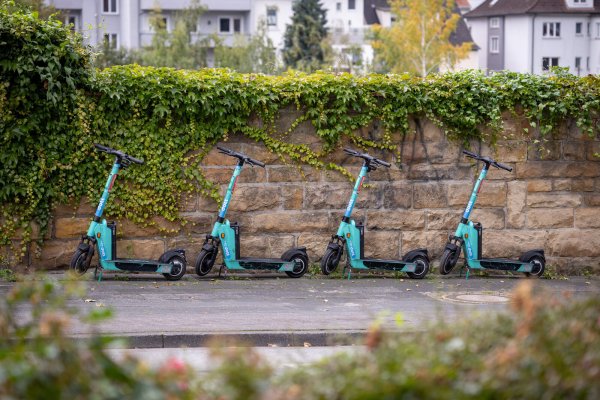E-Scooter mit Dott-Aufklebern warten an der Florianstraße in Paderborn auf Menschen, die sie ausleihen wollen. - © Archivfoto: Niklas Tüns