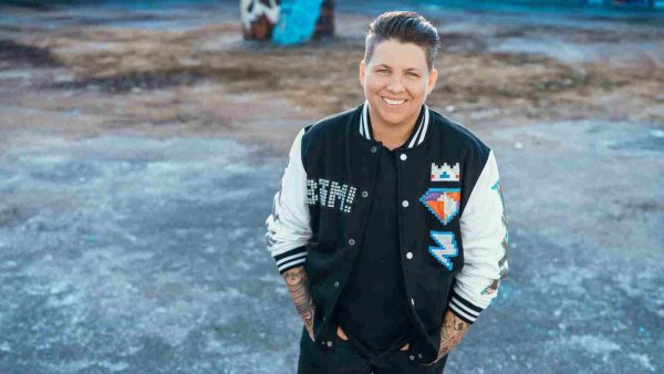 Kerstin Ott schrieb ihren Hit "Die immer lacht" mit 23 Jahren. 2016 wurde sie mit dem Song berühmt. - © Kerstin Ott