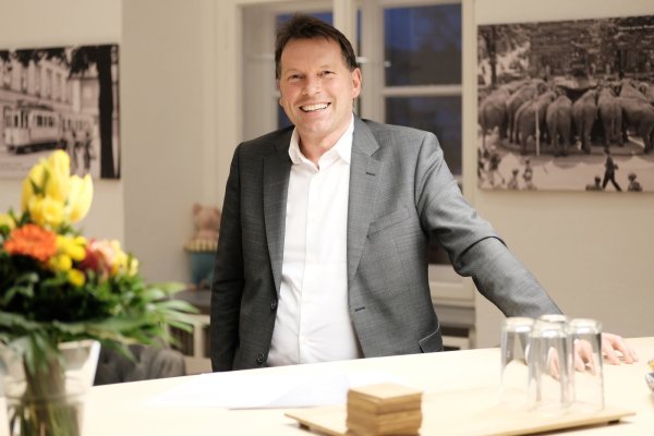 Frank Hilker hat das Bürgermeisterbüro neu gestaltet. An den Wänden hängen historische Bilder aus Detmold – unter anderem der Klassiker mit Elefanten, die aus dem Donop-Brunnen trinken. - © Sven Koch(LZ)