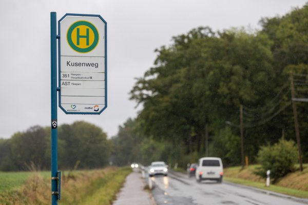 An dieser Bushaltestelle am Kusenweg sind Fußgänger, Radfahrer und Wartende nicht ausreichend vor fließendem Verkehr geschützt. Das soll sich künftig verbessern. - © Oliver Krato