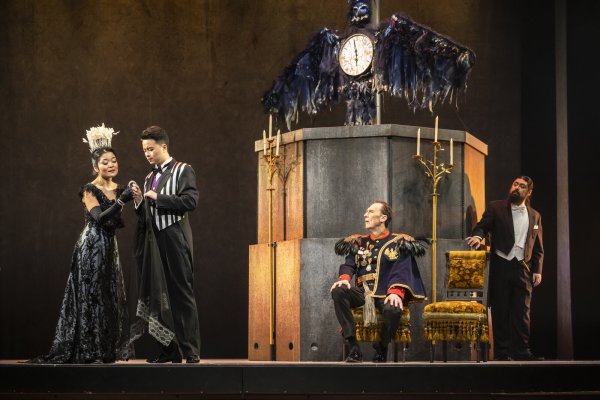 Rina Hirayama, Anle Gou, Andreas Jören und Jaime Mondaca Galaz in einer Szene aus "Aschenputtel". - © Landestheater Detmold / Jochen Quast