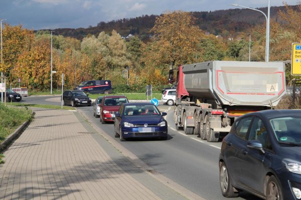 Durch die Sperrung des Braker Wegs in Richtung Langenbrücker Tor herrscht viel Verkehr auf der Bunsenstraße. - © Nadine Uphoff