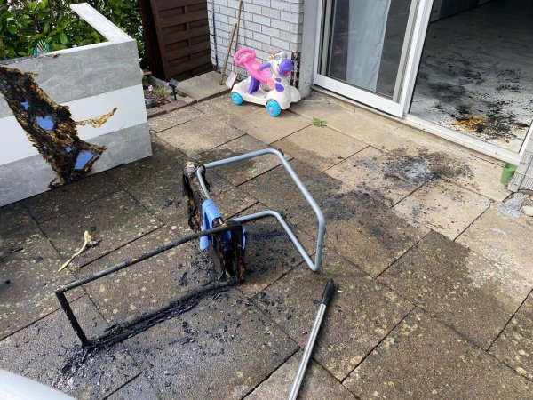 Durch das Ablöschen der Möbel konnte die Feuerwehr in Bösingfeld Schlimmeres verhindern. - © Feuerwehr Löschzug Bösingfeld