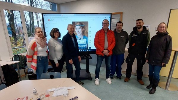 Sechs Eltern sowie Schulhausmeister Daniel Balke (gelernter Metallbauer, Dritter von rechts) informieren die Achtklässler der kleinen Oerlinghauser Gesamtschule über die Vielfalt der Berufswelt. Auf dem Tisch liegen Gegenstände, die auf einer Frühchen-Station gebraucht werden. - © Christian Landerbarthold