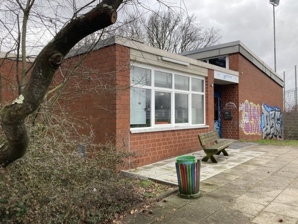 Das Jugendzentrum Detmold-West in der Oerlinghauser Straße liegt neben dem Sportplatz. Es soll Ende März geschlossen werden. - © Cordula Gröne