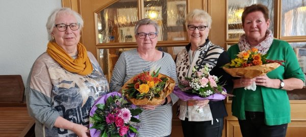 Der scheidende Vorstand mit Hannelore Kreylos (von links), Gisela Möller, Marlies Rubel und Angelika Deppe. - © DRK Schwalenberg