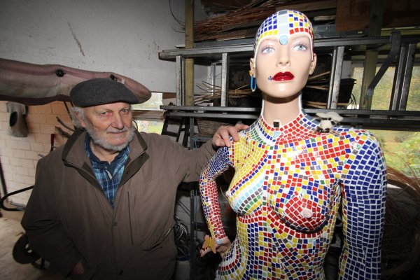 In der Garage wartet die neueste Schaufensterpuppe, die H-Punkt-Schmidt gestaltet hat, auf Abholung. Ein holländischer Kunsthändler wird sie verkaufen. - © Jens Rademacher