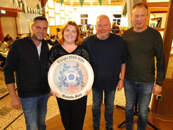 Glorreiches Quartett: Schützenkönigin Michelle Mühl präsentiert stolz die Königsscheibe, assistiert von Vereinsvorsitzendem Sven Ridder, König Martin Mühl und Oberst Heinz-Marcus Stock (von links). - © Hajo Gärtner