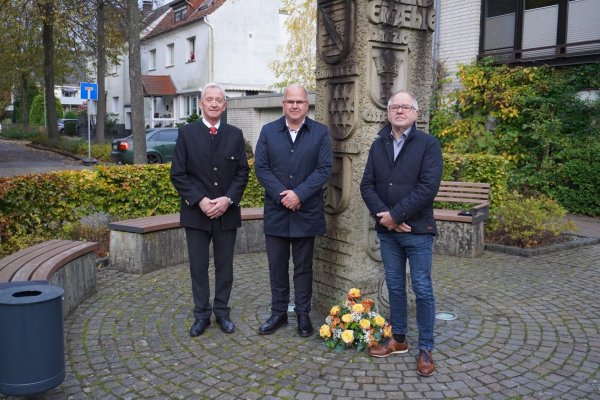 Rainer Hippauf vom Bund der Vertriebenen (von links), Schlangens Bürgermeister Marcus Püster und der Vorsitzende des Heimat- und Verkehrsvereins Schlangen, Heinz Kriete, bei der Kranzniederlegung. - © Bildrechte: Gemeinde Schlangen