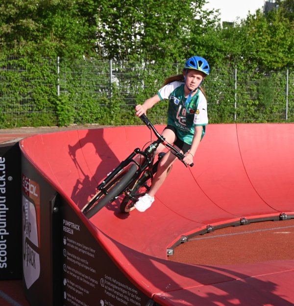 Die Schülerin Sophia Ahnert aus der 6a der Karla-Raveh-Gesamtschule testet bei bestem Wetter den Pumptrack. - © Frank Wehmeyer
