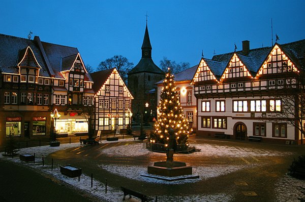 Auch in diesem Jahr erstrahlt der Blomberger Marktplatz wieder in weihnachtlichem Glanz. - © Blomberg Marketing