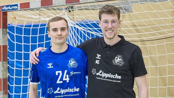 Finn Heinemann (links), hier mit HBS-Teammanager Moritz Sibma, verstärkt in der kommenden Saison den Verbandsligisten Handball Bad Salzuflen. - © Matthias Wieking