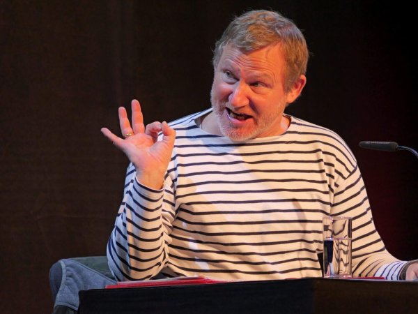 Wenn Overbeck kommt. Roland Jankowsky fesselt seine Zuhörer in der Stadthalle mit einer Lesung humorvoller Kurzkrimis. - © Thomas Krügler