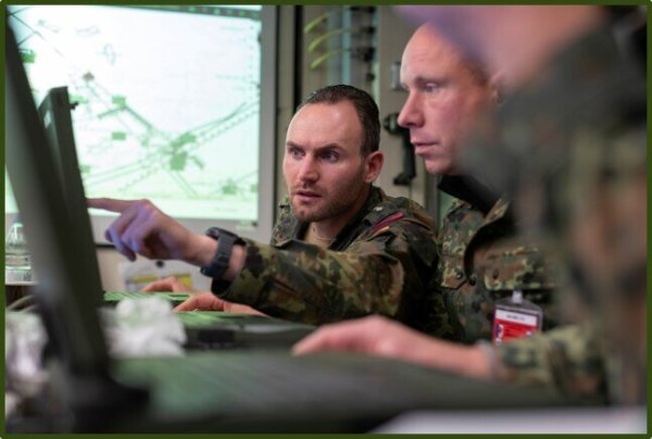 Auch während der Feiertage läuft die Arbeit weiter. Das Bild zeigt Soldaten während der Gefechtsstandardarbeit. - © Bundeswehr