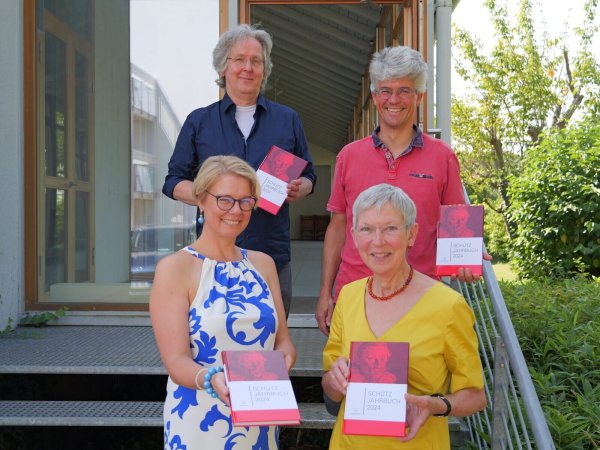 Freude über das neue "Schütz Jahrbuch", das den Kulturtransfer in Lippe um 1600 beleuchtet. Mit Silvia Hermann, Arno Paduch beide links) sowie Volker Jänig und Dr. Vera Lüpkes. - © Thomas Krügler