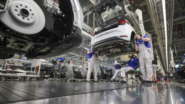 Mitarbeiter montieren einen ID.4 im Werk von Volkswagen in Zwickau. - © picture alliance/dpa
