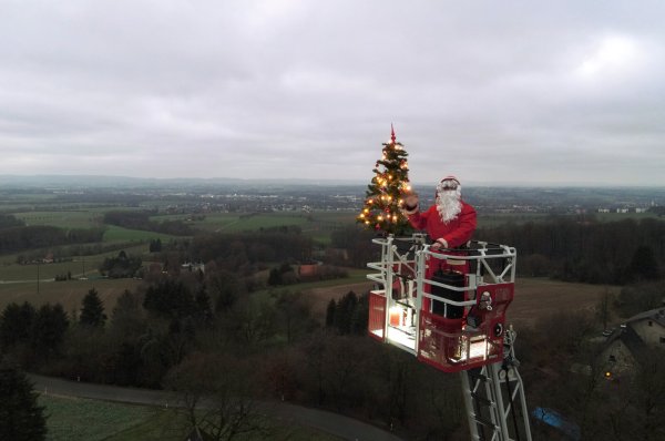 Blick aus dem Drehleiterkorb. Der Weihnachtsmann der Freiwilligen Feuerwehr Bad Salzuflen schmückt den wahrscheinlich höchsten Tannenbaum der Stadt. - © Feuerwehr Bad Salzuflen