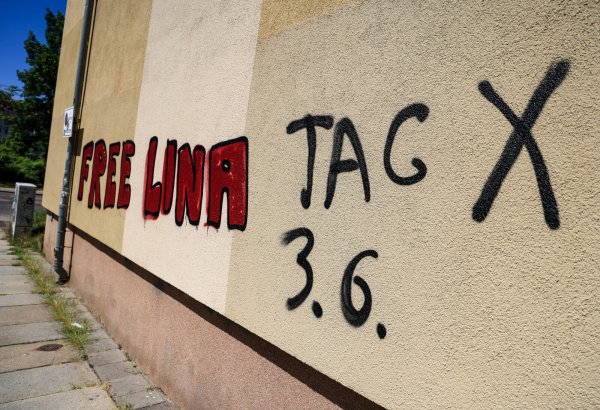 Ein Graffiti "Free Lina 3.6. Tag X" prangt an einem Wohnhaus im Leipziger Süden. Im Prozess gegen die mutmaßliche Linksextremistin Lina E. und drei weitere Beschuldigte wird am 31. Mai 2023 vor dem Oberlandesgericht Dresden ein Urteil erwartet. - © dpa