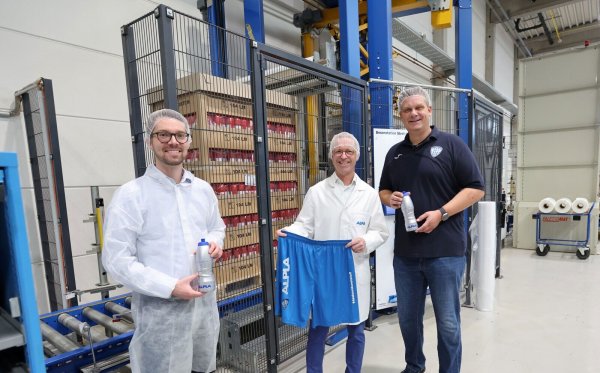 Für die Werksbesichtigung mit Alpla-Geschäftsführer Georg Pescher (Mitte) streiften TBV-Marketing- und Vertriebsleiter Steffen Tegeler (links) und Geschäftsführer Jörg Zereike extra Haarkappen über. Foto: TBV Lemgo Lippe - © TBV Lemgo Lippe