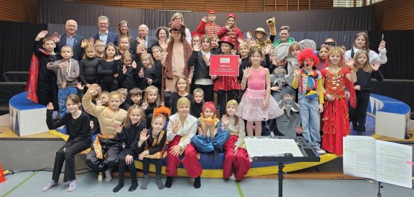 Die Kinder führen das Musical "Zirkus Furioso" auf. Hinten stehen (von links) Fachgebietsleiter Frank Rayczik, Arnd Paas, Friederike Noßmann, Erhard Kichhof, Kathrin Gerner und Lohmeyer-Nickel. - © Astrid Sewing